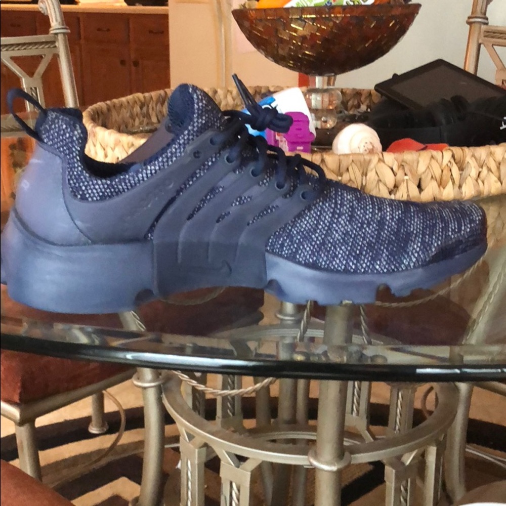 Navy blue nike prestos